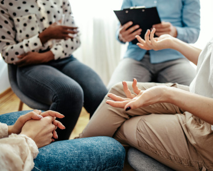 Grupo de pessoas reunidas fazendo terapia em grupo